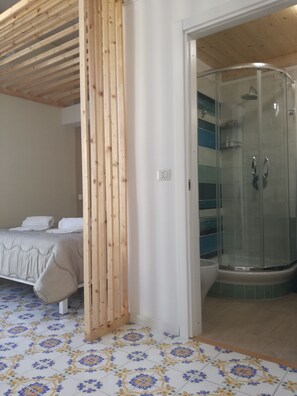 Tripla panoramica, 1 camera da letto, bagno privato, vista città | Biancheria da letto di alta qualità, copriletto in piuma