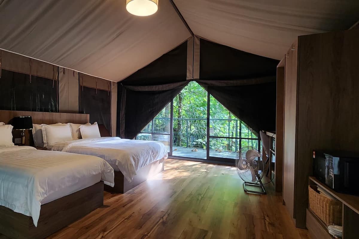 Tenda Ekonomi | Minibar, brankas, meja kerja, dan ruang kerja ramah laptop
