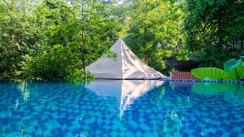 Una piscina al aire libre