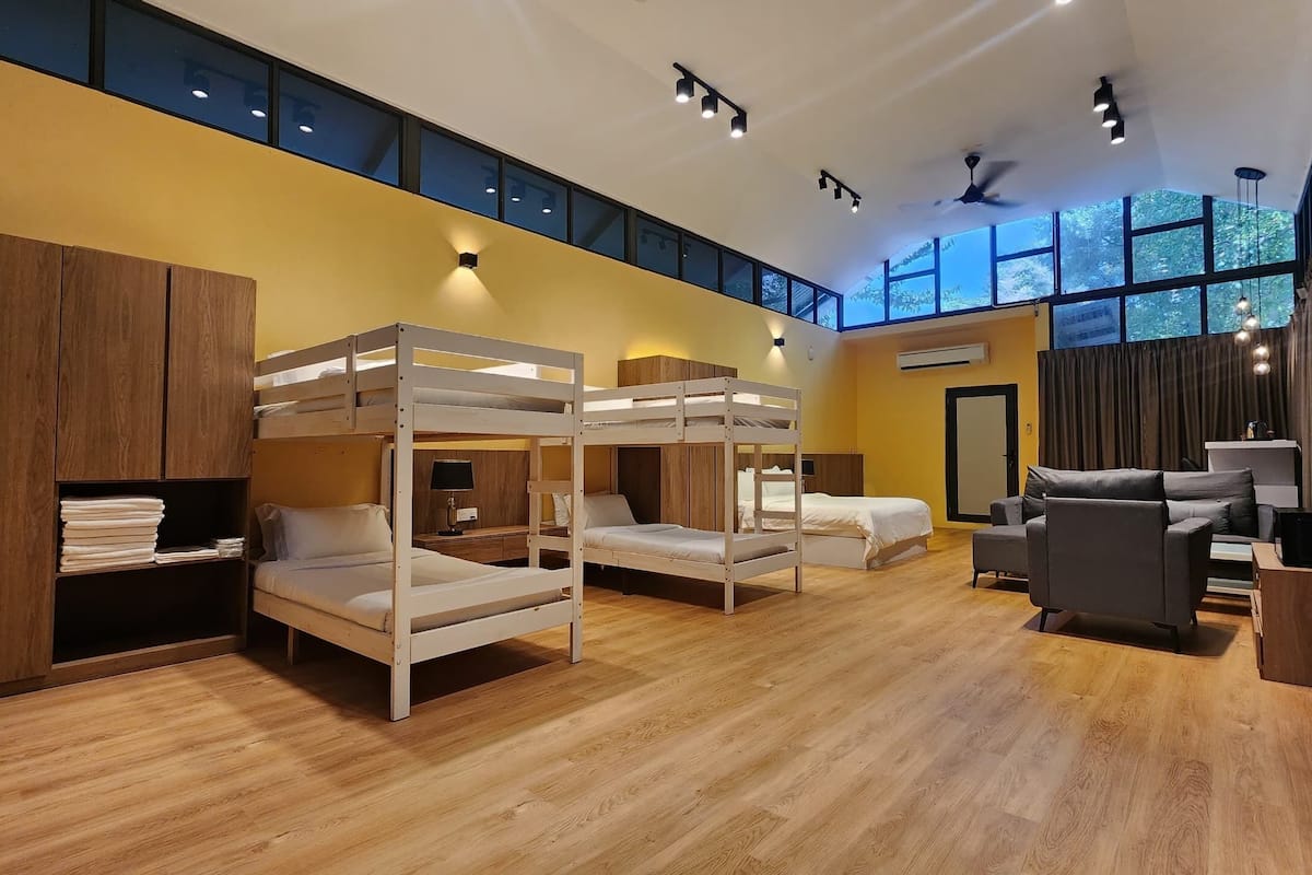 Chalet (6 Pax) | Minibar, brankas, meja kerja, dan ruang kerja ramah laptop