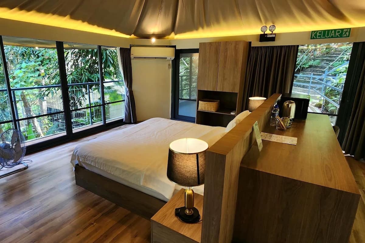 Vila Eksekutif | Minibar, brankas, meja kerja, dan ruang kerja ramah laptop