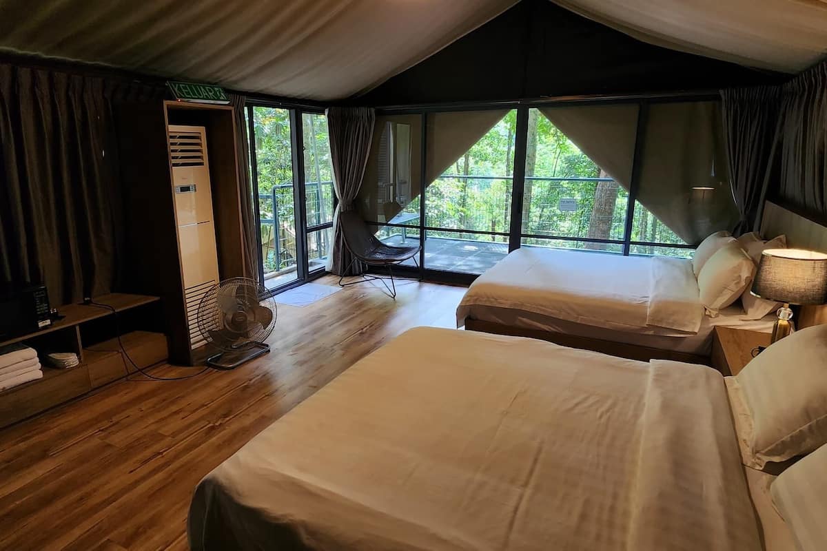 Tenda | Minibar, brankas, meja kerja, dan ruang kerja ramah laptop