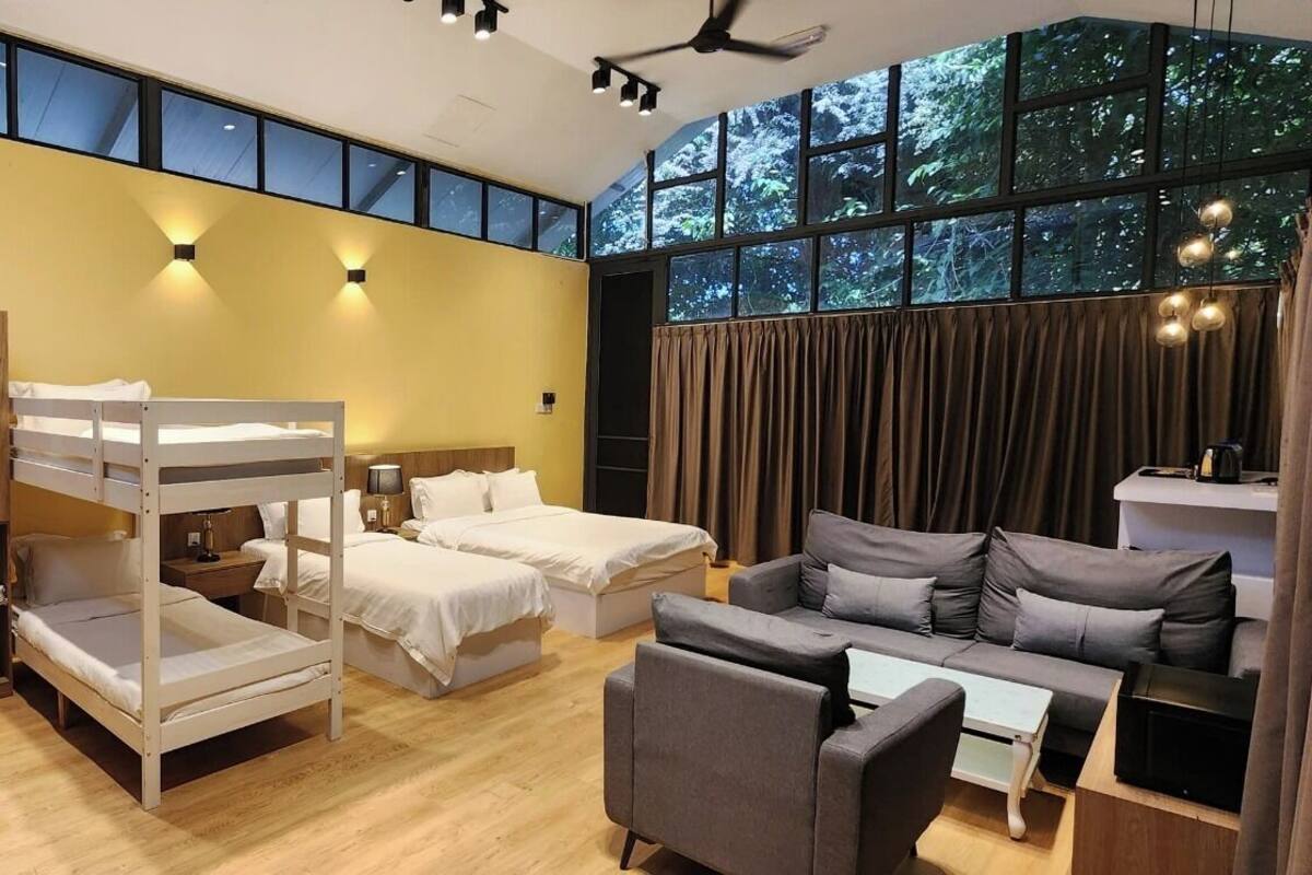 Chalet (5 Pax) | Minibar, brankas, meja kerja, dan ruang kerja ramah laptop