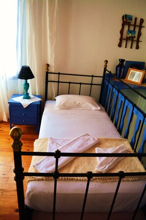 Free WiFi, bed sheets - Nisyros Amallos House (Nisyros)