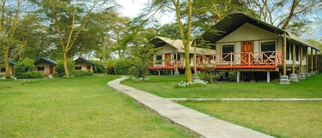 Safe på rommet, skrivebord, blendingsgardiner og strykejern/-brett