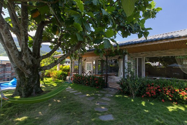 Exterior detail - Gengmengyuan B&B (Shoufeng)