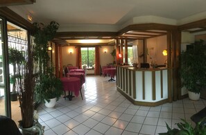 Daily buffet breakfast (EUR 10 per person) - Mimat'hôtel (Mende)