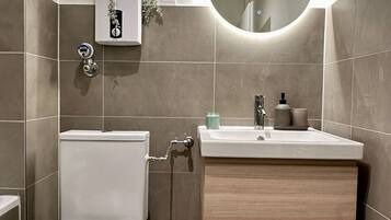 Signature Apartment, Private Bathroom | Bathroom