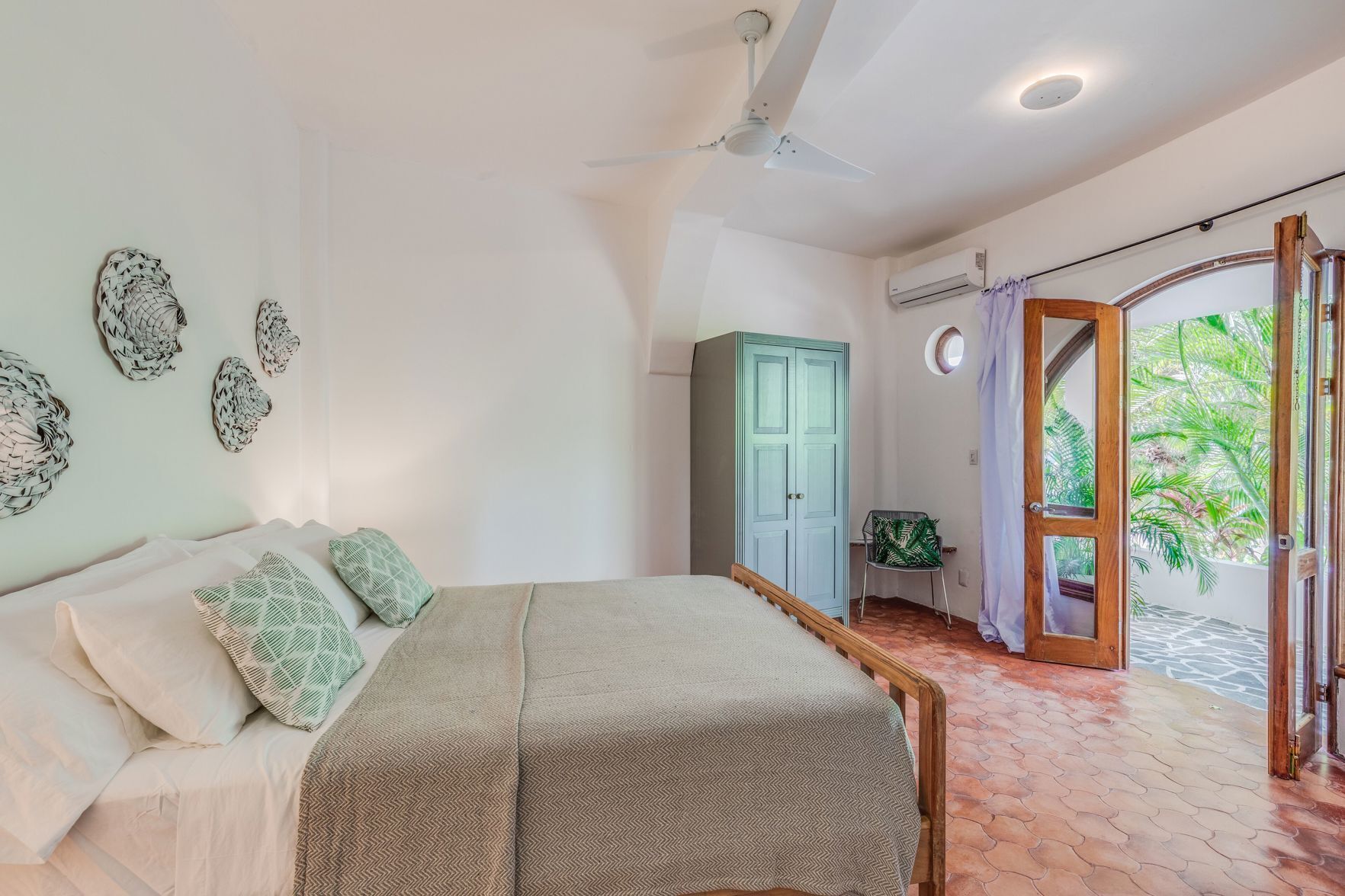 Ropa de cama de alta calidad y minibar 