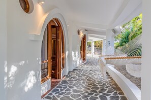 Beachfront Suite with Sea View | Terrasse/gårdhave