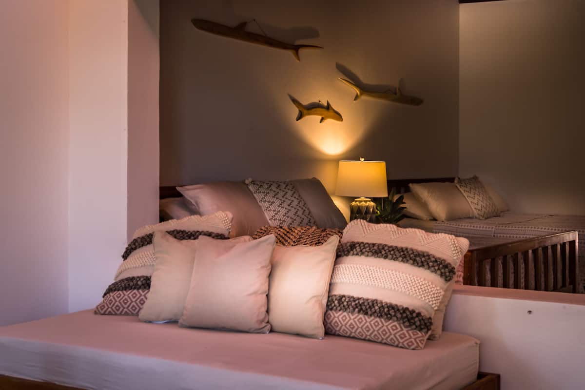 Double Suite with Balcony and Sea View | 1 slaapkamer, luxe beddengoed, een minibar, een kluis op de kamer