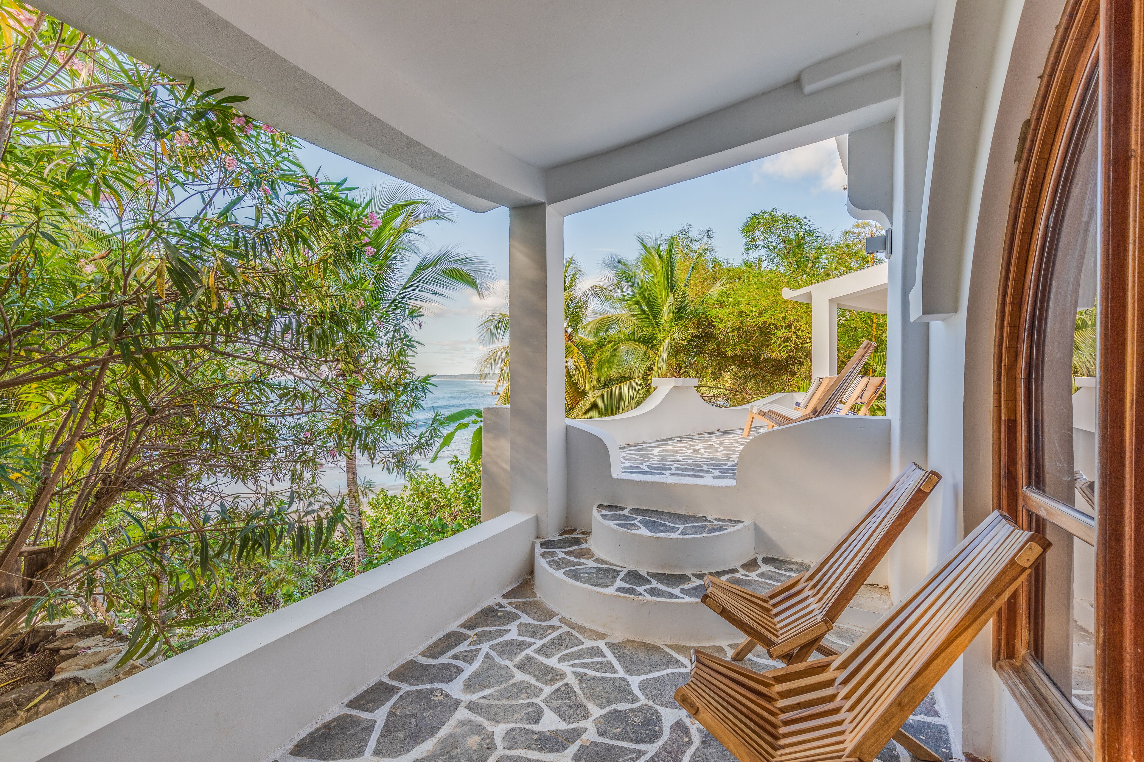 Beachfront Suite with Sea View | 테라스/파티오