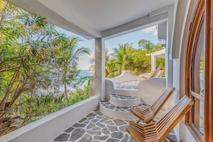 Beachfront Suite with Sea View | Terrace/patio