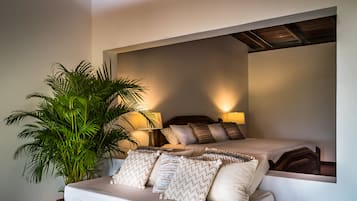 King Suite with Balcony and Sea View | Roupas de cama premium, frigobar, cofres nos quartos