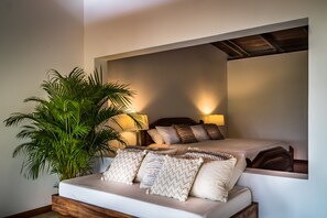 King Suite with Balcony and Sea View | 高档床上用品、迷你吧、客房内保险箱、特色装修