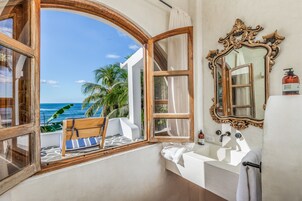 Beachfront Family Rooms with Sea View | 客房景观