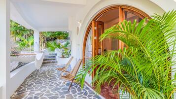 Beachfront Queen Room with Sea View | Terrace/patio