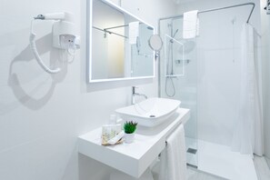 Superior Room, Ocean View (05) | Bathroom | Shower, free toiletries, hair dryer, bathrobes - Quinta da Magnólia (Velas)