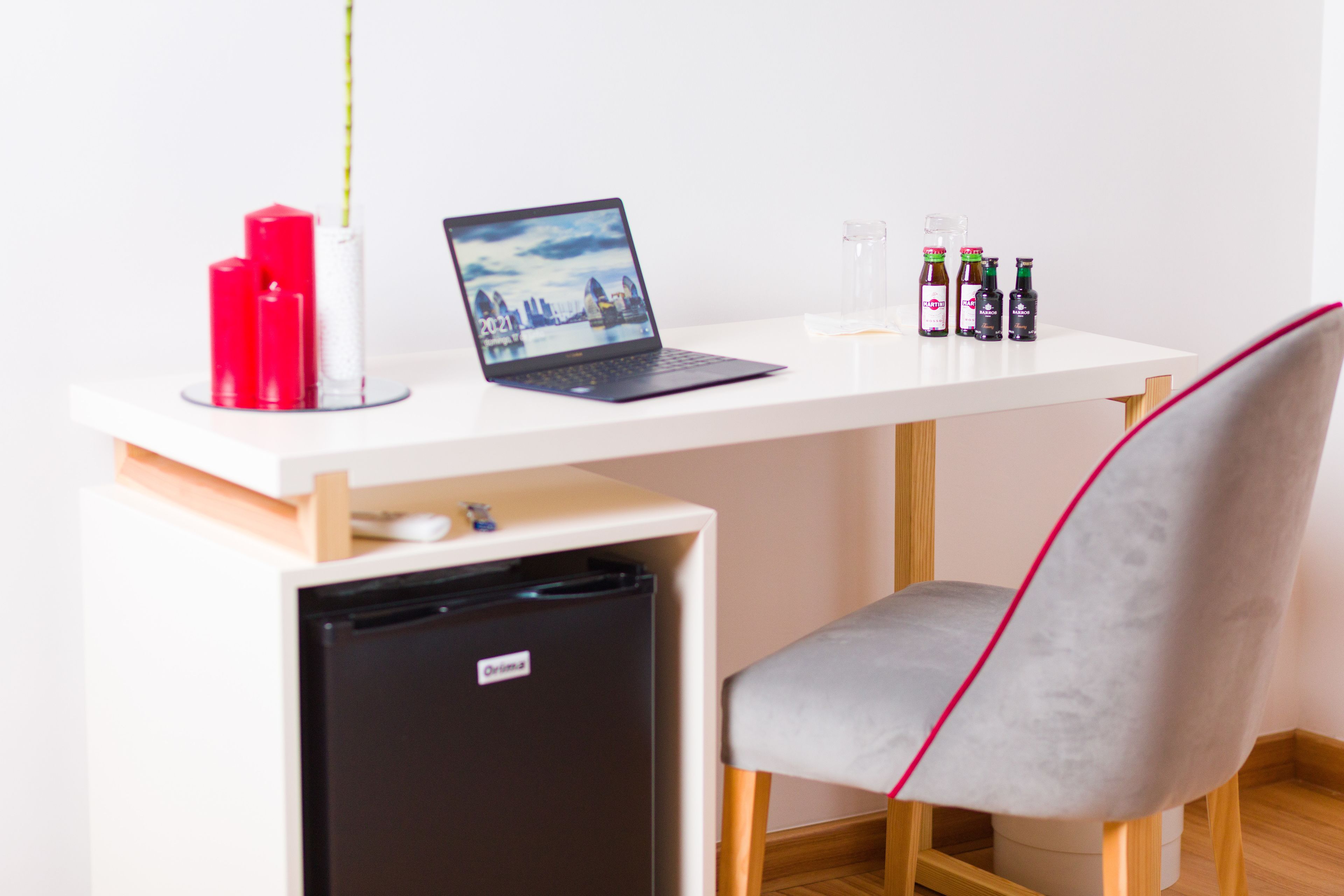 deluxe suite (08) | living room | 25-cm flat-screen tv with cable channels, tv