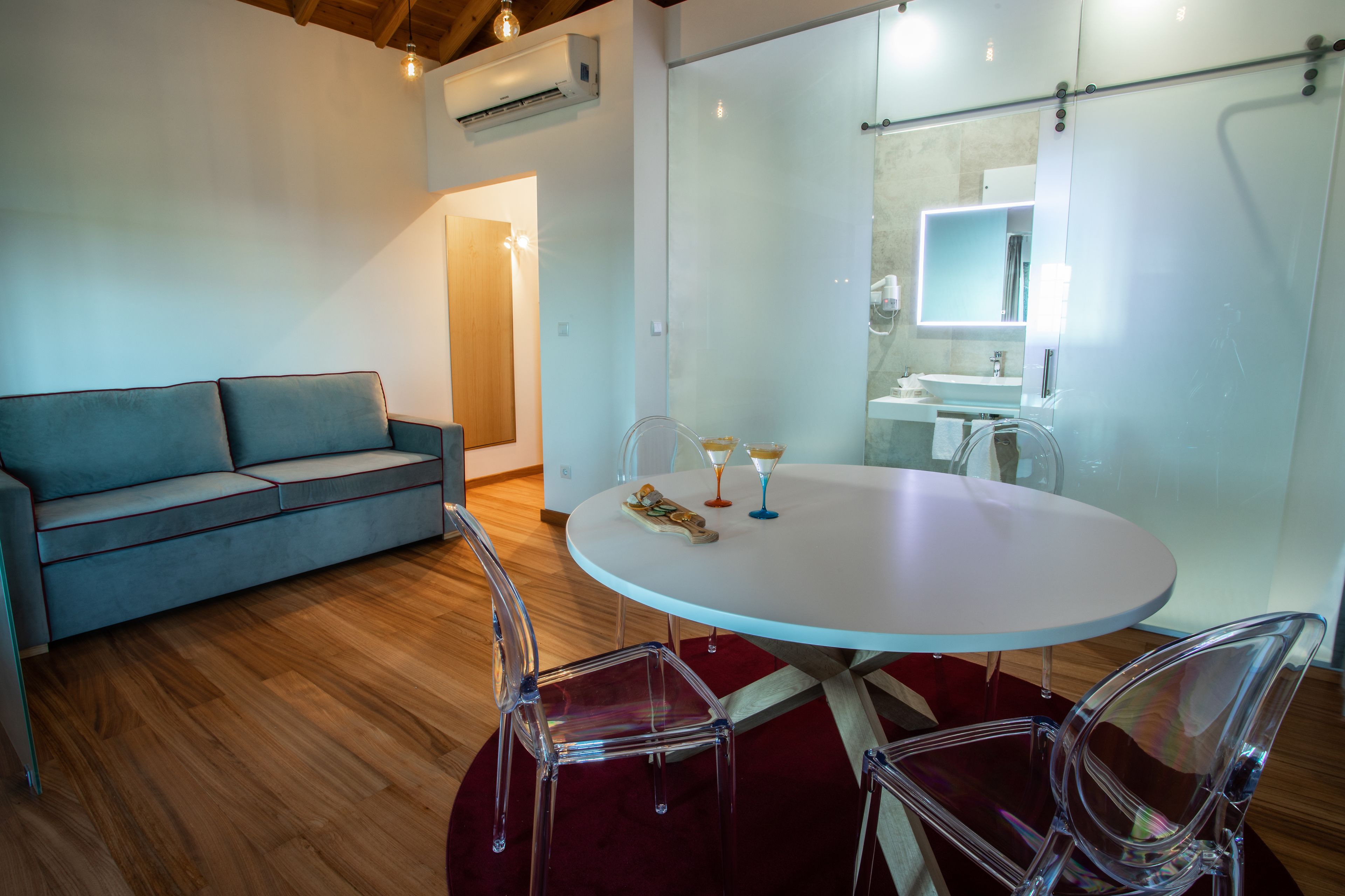 deluxe suite (08) | living area | 25-cm flat-screen tv with cable channels, tv