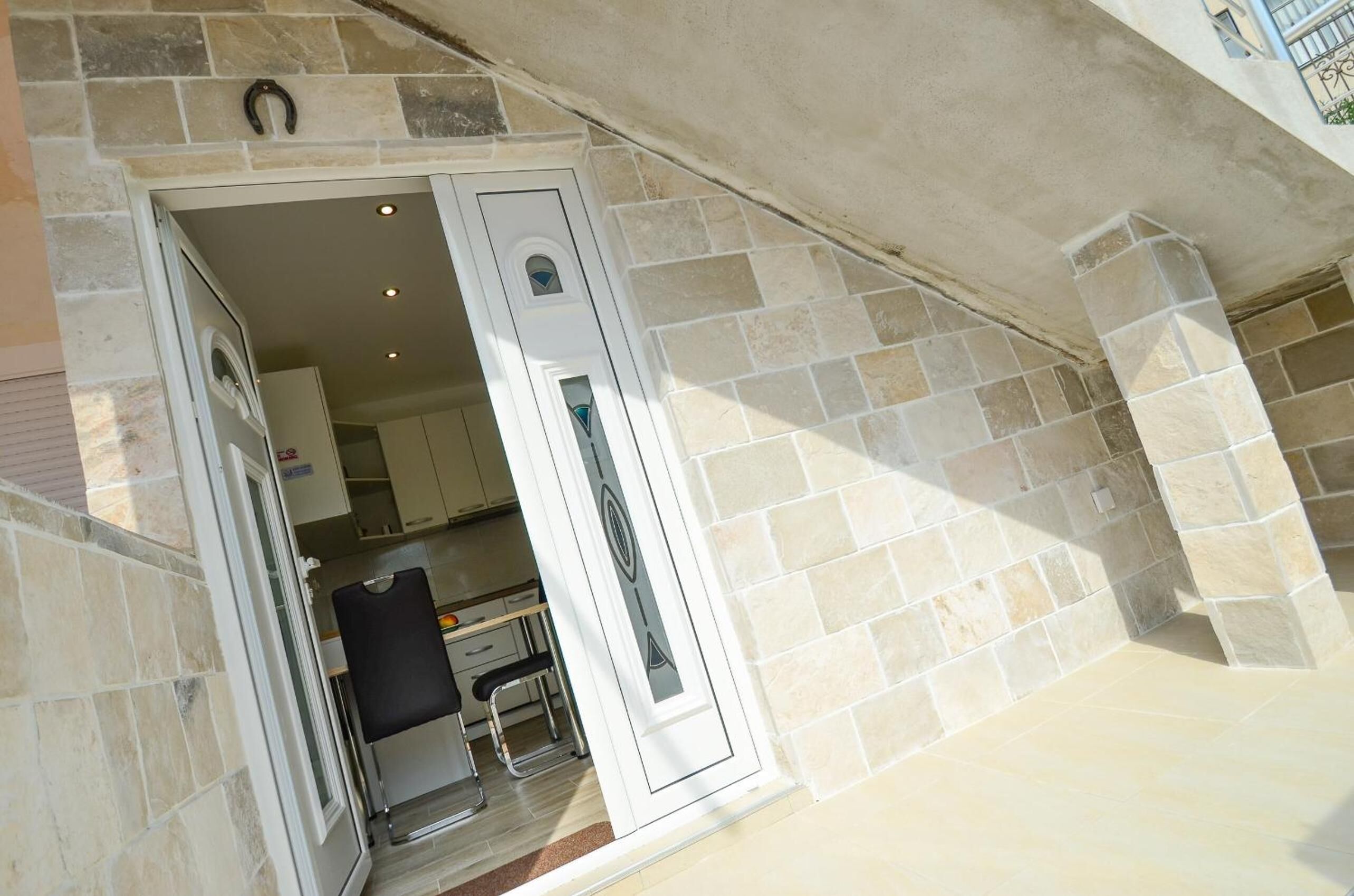 Shower, free toiletries, towels