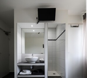 Shower, rainfall showerhead, free toiletries, hair dryer - Hotel Macchie E Fiori (Pianotolli-Caldarello)