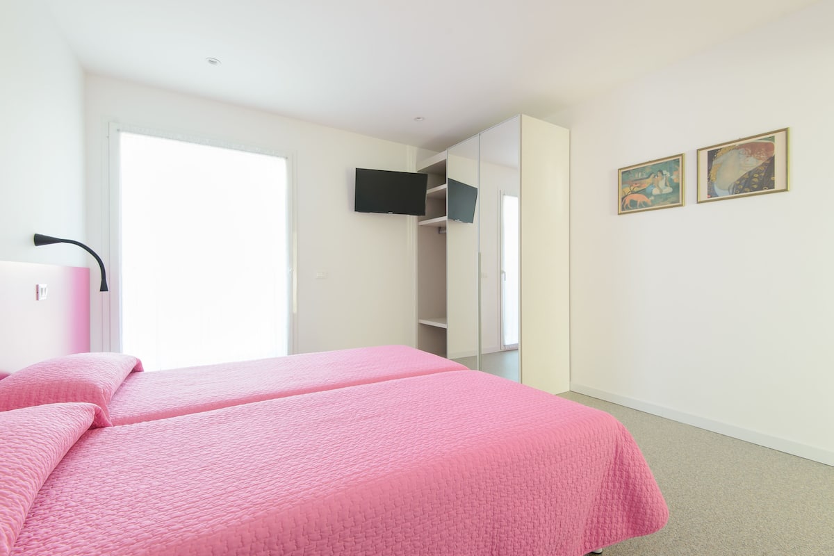 1 slaapkamer, een kluis op de kamer, individueel gedecoreerd