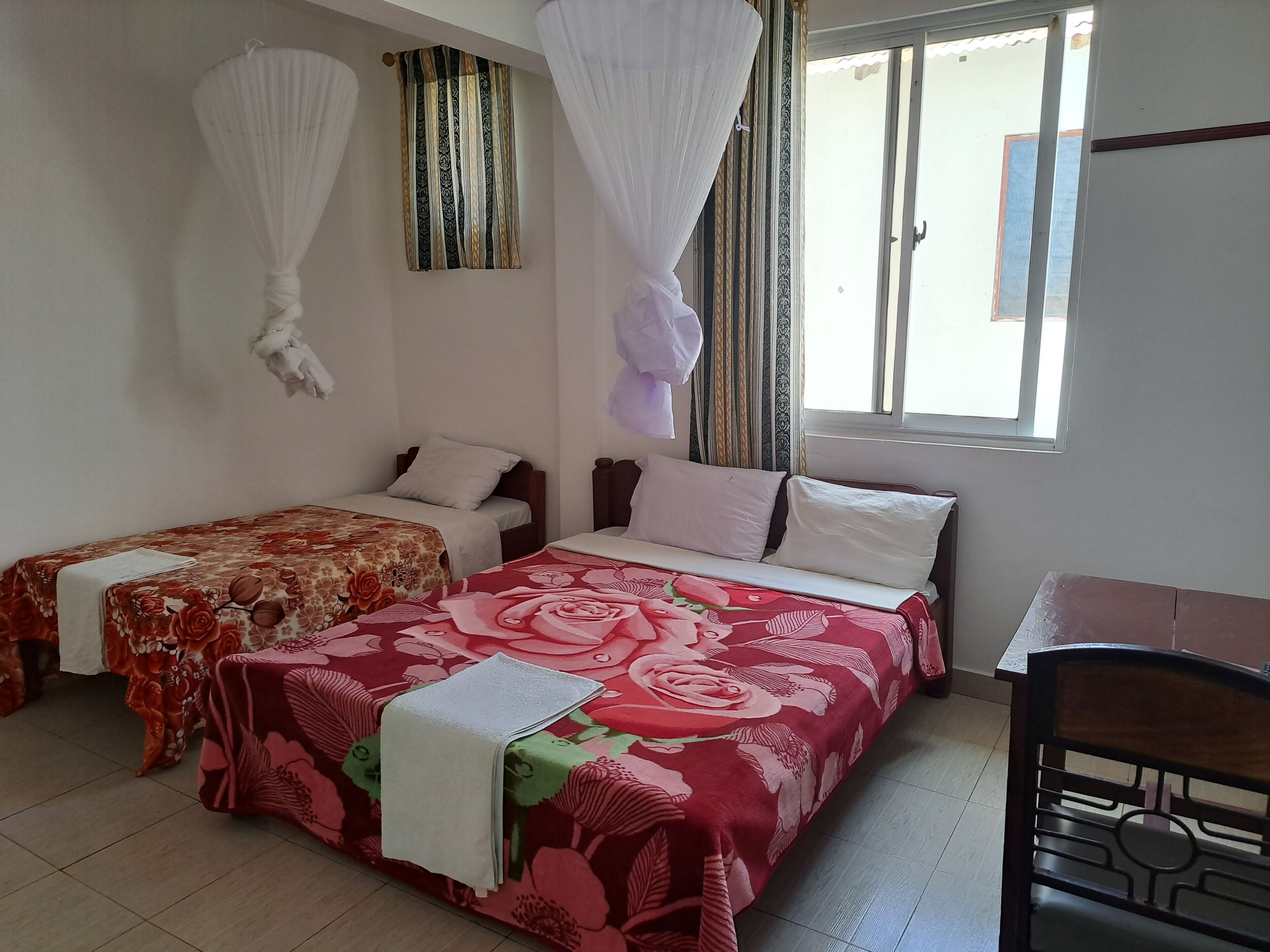 Habitación con 2 camas individuales, varias camas, no fumadores | Ropa de cama de alta calidad, escritorio, wifi gratis y ropa de cama