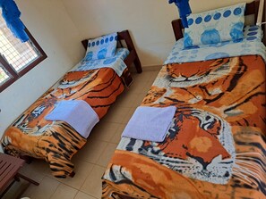 Zweibettzimmer, Mehrere Betten, Nichtraucher | Hochwertige Bettwaren, Schreibtisch, kostenloses WLAN, Bettwäsche