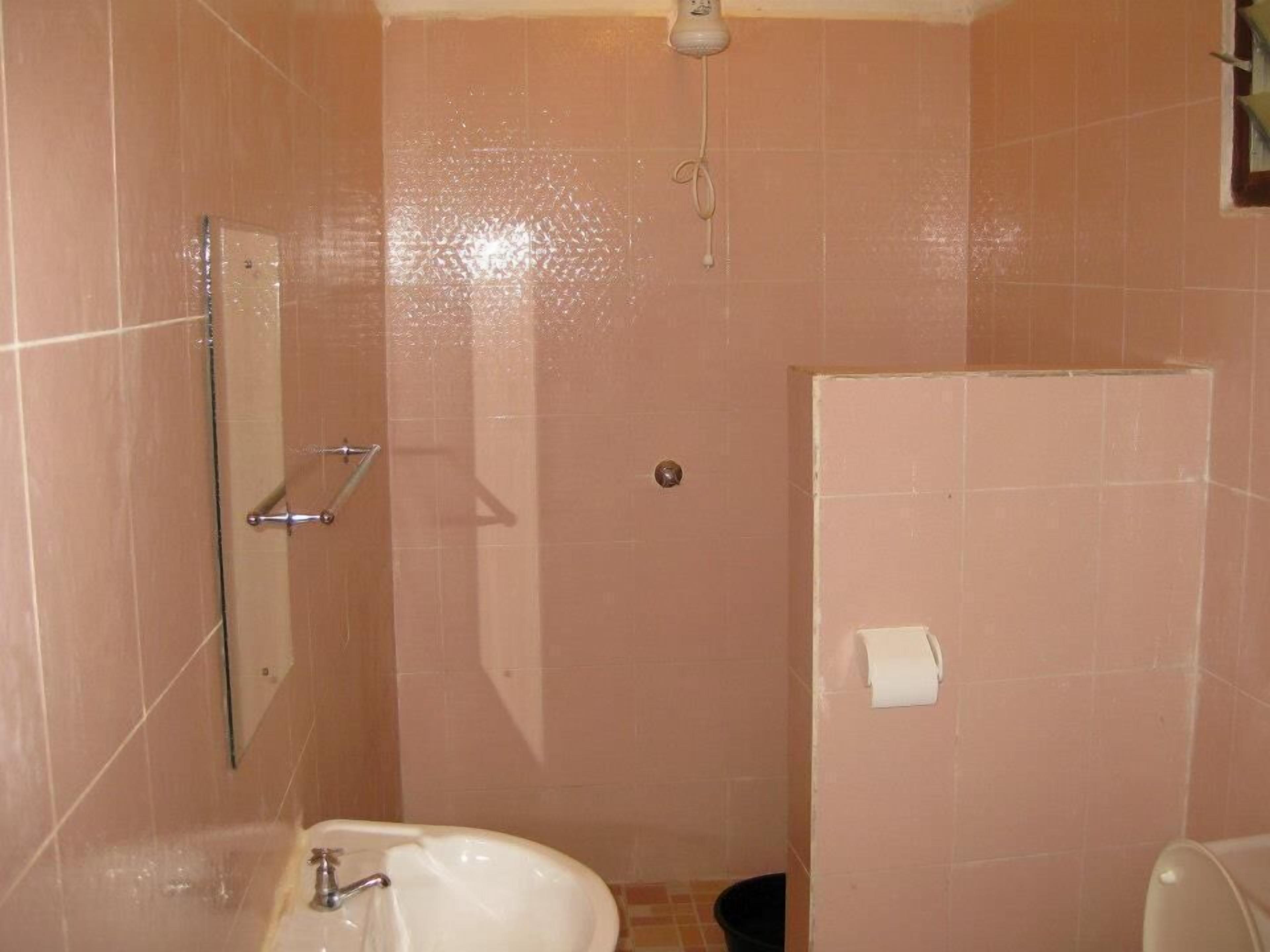 Standard Double Room, 1 Double Bed, Non Smoking | Bathroom | Shower, free toiletries, slippers, towels