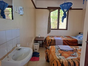 Twin kamer, Meerdere bedden, niet-roken | Luxe beddengoed, een bureau, gratis wifi, beddengoed