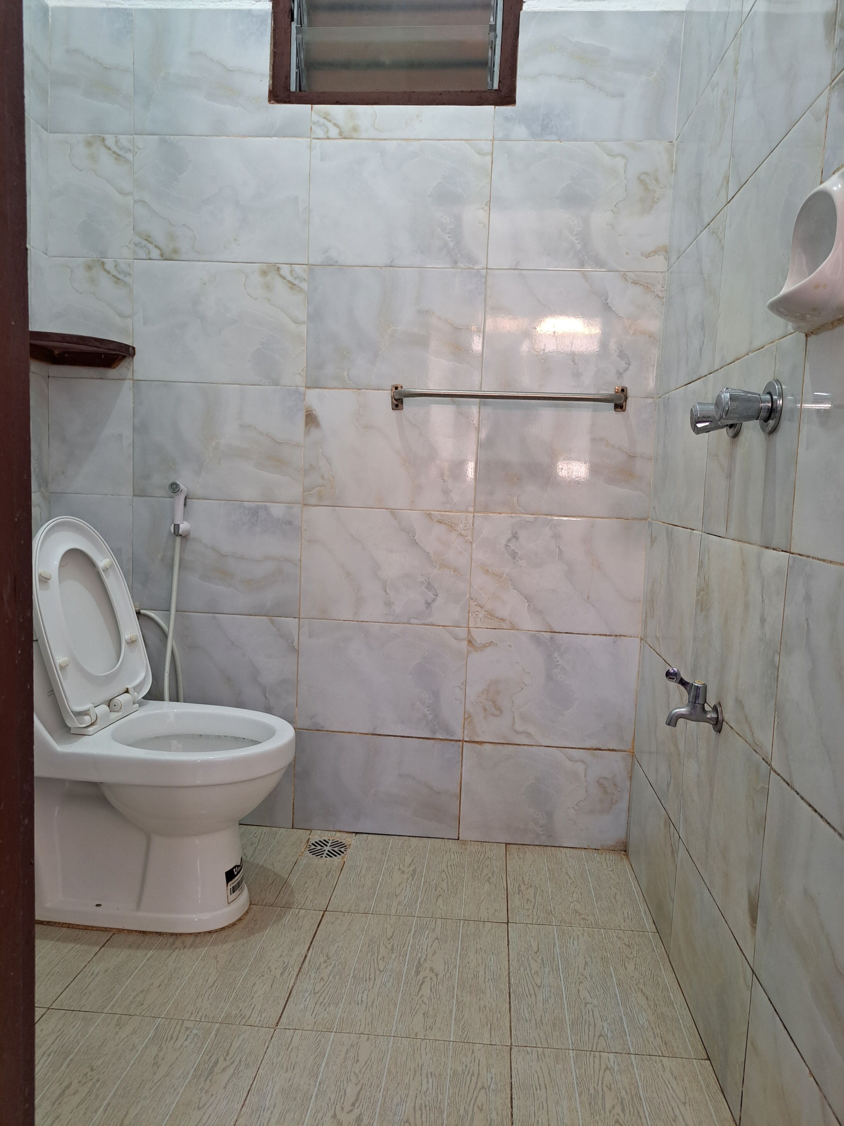 Double Room, 1 Double Bed, Non Smoking | Bathroom | Shower, free toiletries, slippers, towels