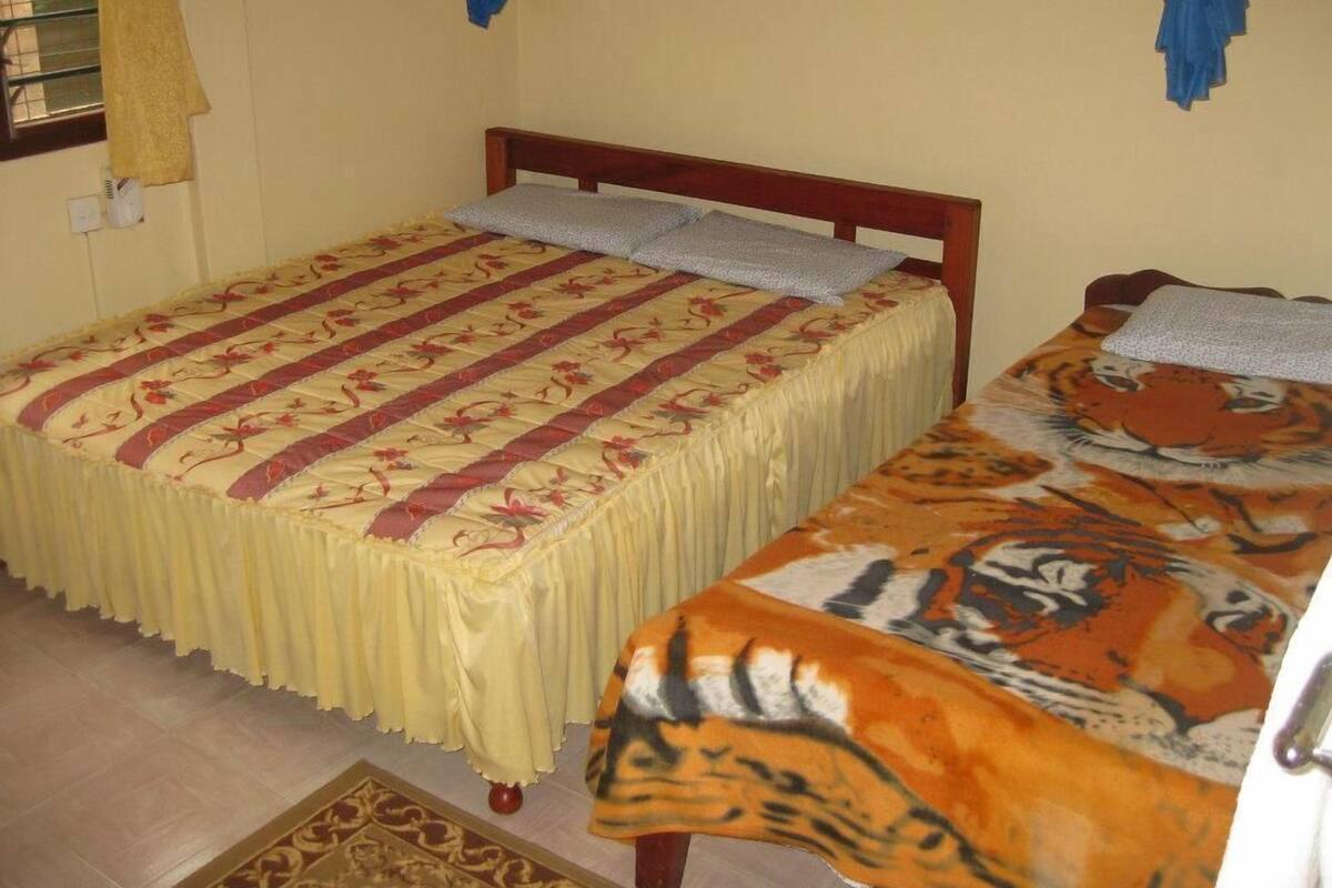 Luxe beddengoed, een bureau, gratis wifi, beddengoed