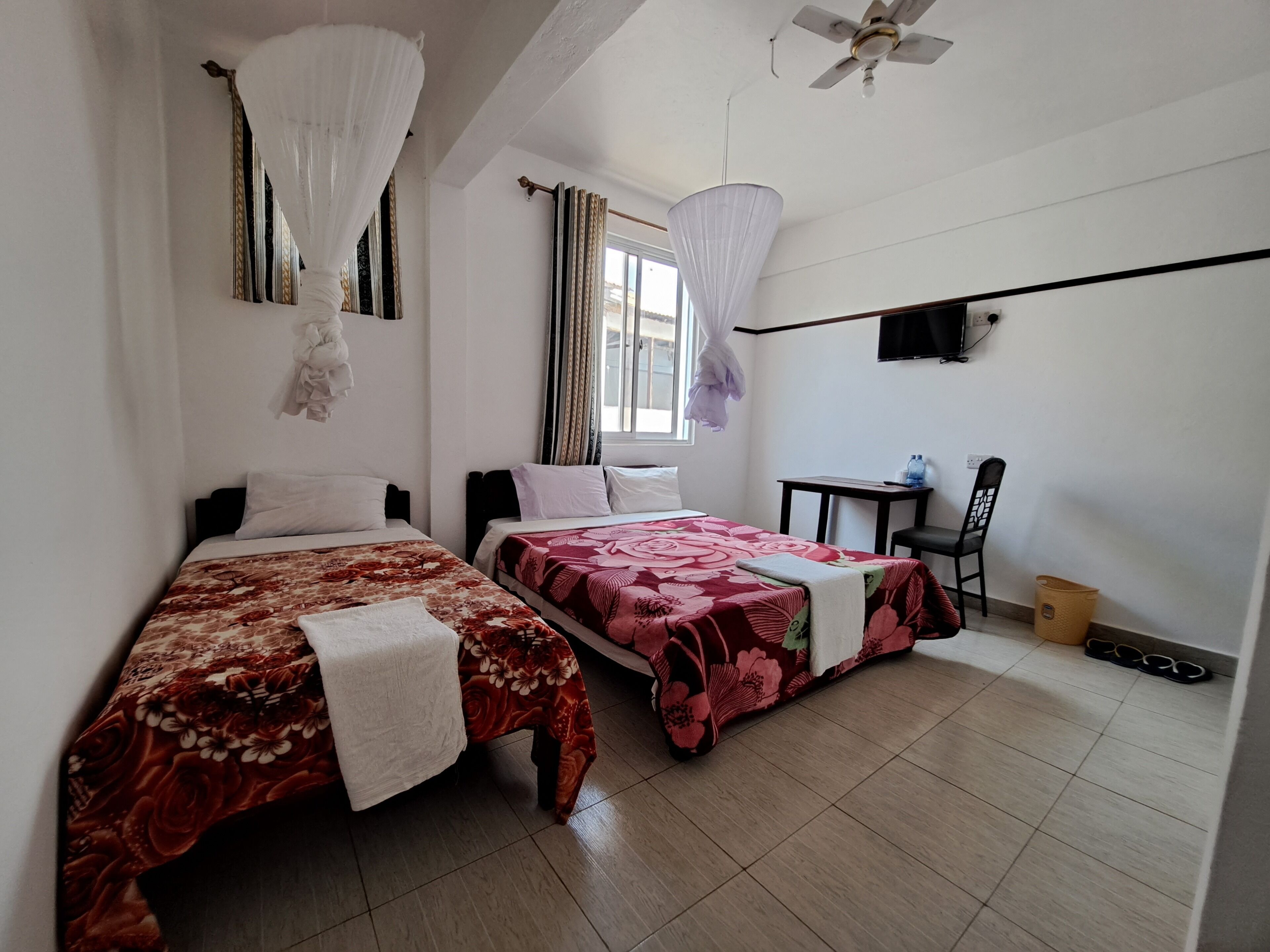 ห้องทวิน, หลายเตียง, ปลอดบุหรี่ | เครื่องนอนระดับพรีเมียม, โต๊ะทำงาน, Wi-Fi ฟรี, ผ้าปูที่นอน