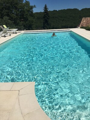 Piscina externa sazonal, funciona das 10h às 20h, espreguiçadeiras