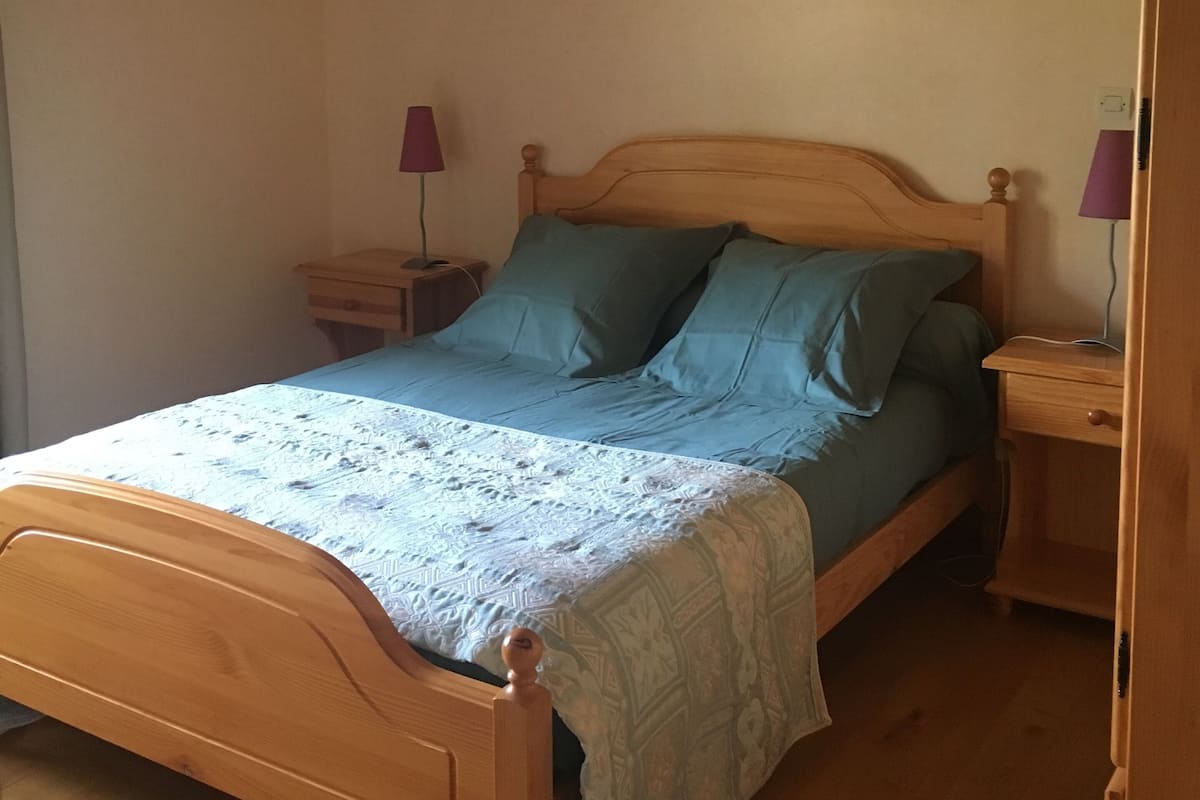 Habitación doble clásica, 1 cama matrimonial, vista al jardín | Decoración personalizada, muebles diferentes y cortinas blackout