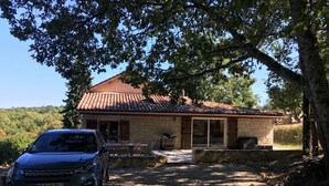 Free self-parking - Les Chevreuils (Monsac)