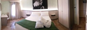 Escritorio, espacio para trabajar con un portátil, cortinas opacas