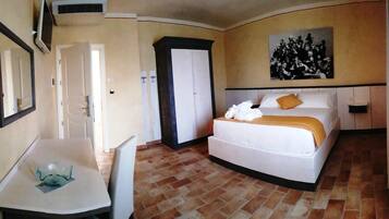 Schreibtisch, laptopgeeigneter Arbeitsplatz, Verdunkelungsvorhänge