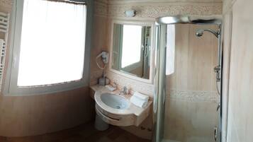 Shower, free toiletries, hair dryer, bidet