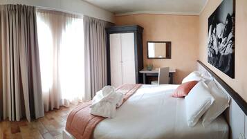 Schreibtisch, laptopgeeigneter Arbeitsplatz, Verdunkelungsvorhänge