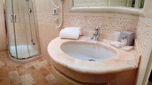 Une salle de bain équipée d’une douche, d’un bidet, de toilettes et d’un lavabo.