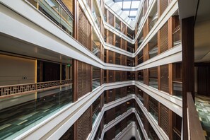 Minibar, caja de seguridad en la habitación y escritorio 