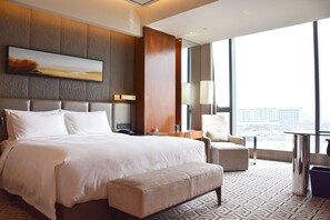 Minibar, in-room safe, desk, laptop workspace - Radisson Blu Zhengzhou Huiji (Zhengzhou)