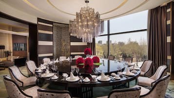 3 restaurantes, se sirven comidas, cenas y cocina internacional