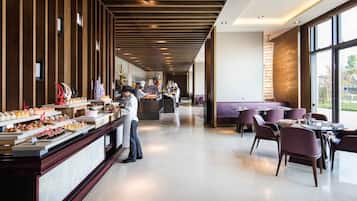 每日供應自助早餐 (每人 CNY168)