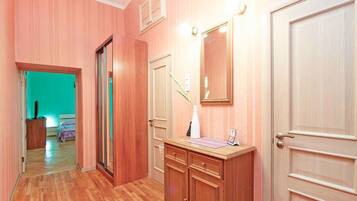 Apartment, 1 Schlafzimmer (Italyanskaya 37) | Wohnbereich | Flachbildfernseher