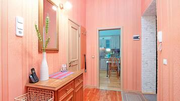 Apartment, 1 Schlafzimmer (Italyanskaya 37) | Wohnbereich | Flachbildfernseher