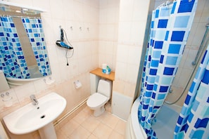 Apartamento, 3 habitaciones | Baño | Bañera, artículos de higiene personal gratuitos y secador de pelo