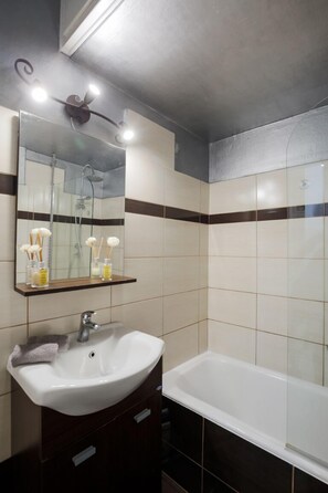 Leilighet | Bad | Dype avslapningsbadekar, toalettartikler (inkludert) og hårføner
